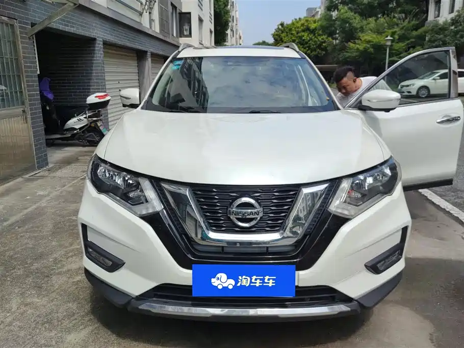 Nissan X-Trail 2017 2.0L CVT мест Comfort 2WD