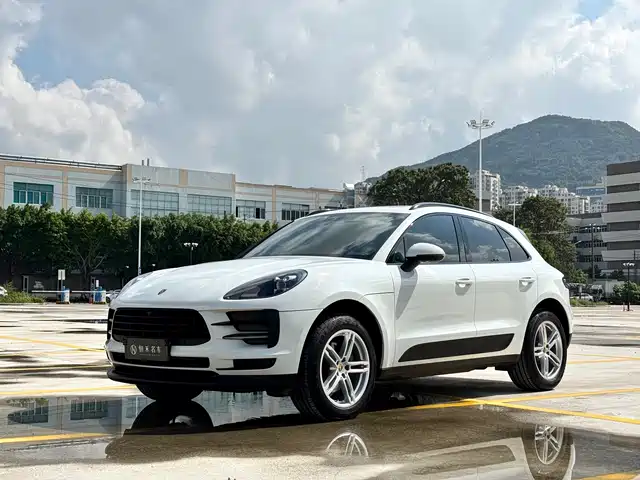 PORSCHE MACAN