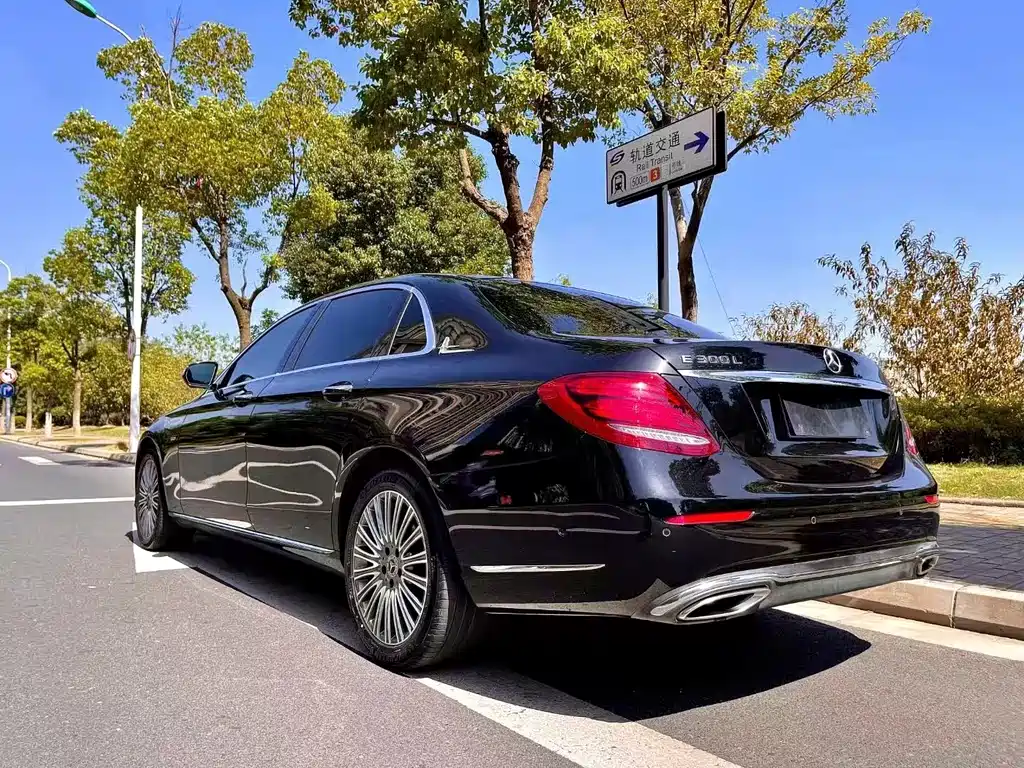Mercedes-Benz E-Class — миниатюра 8