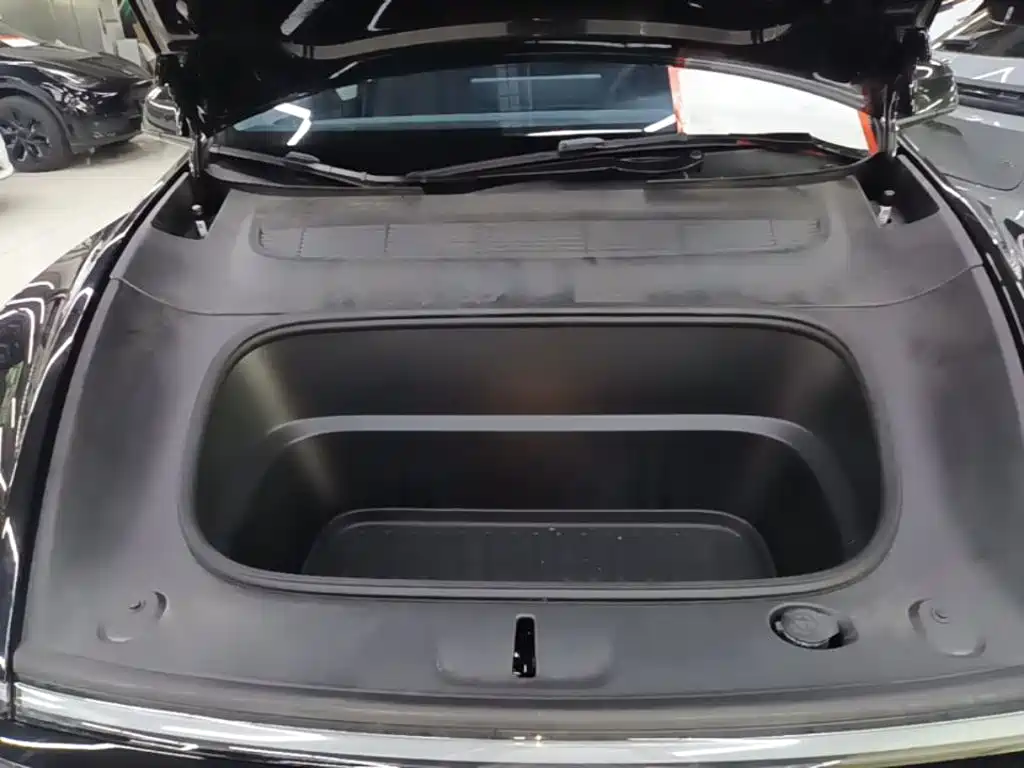 Tesla Model Y — миниатюра 20