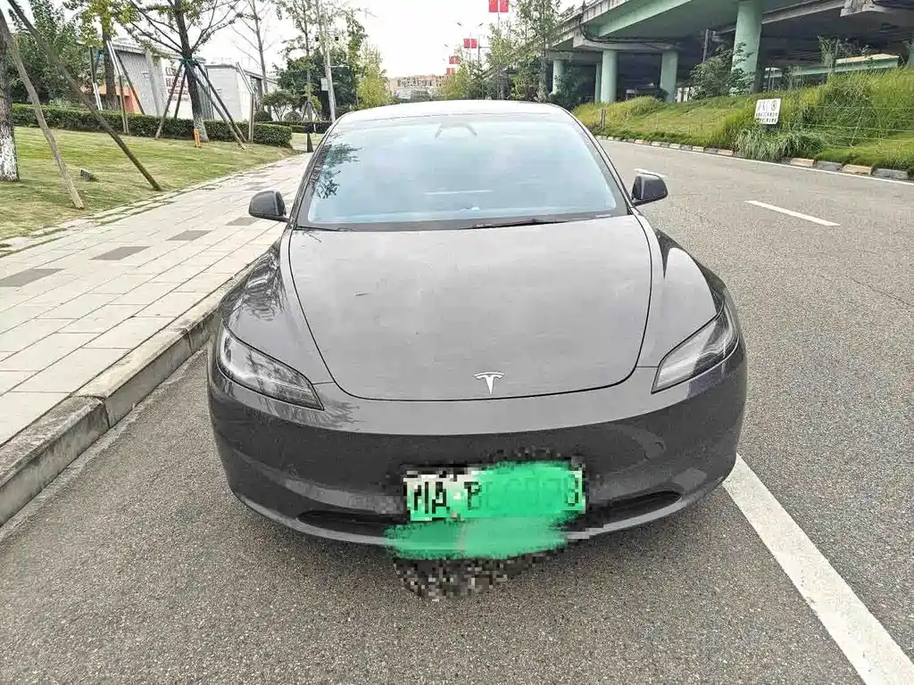 Tesla Model 3 — миниатюра 2