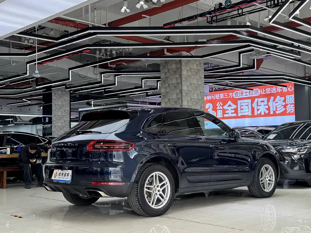 PORSCHE MACAN
