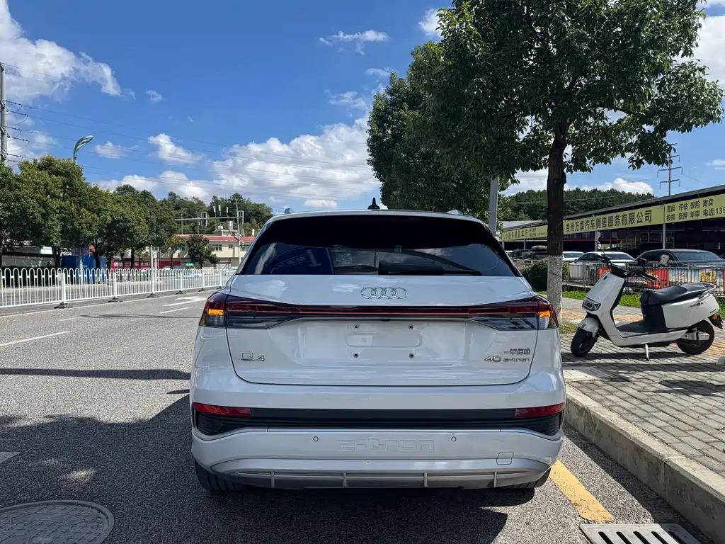 AUDI Q4 E TRON
