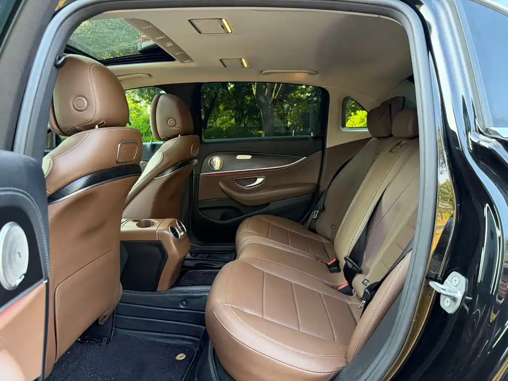 Mercedes-Benz E-Class — миниатюра 11