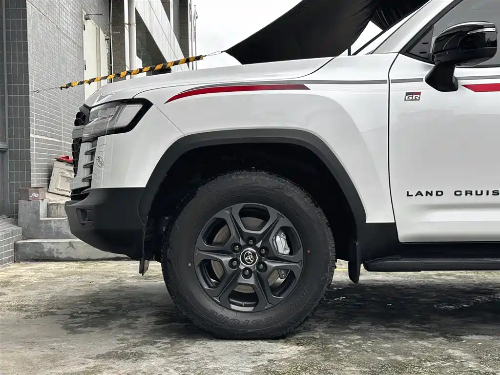 Toyota Land Cruiser LC300 2024 3.5T AT