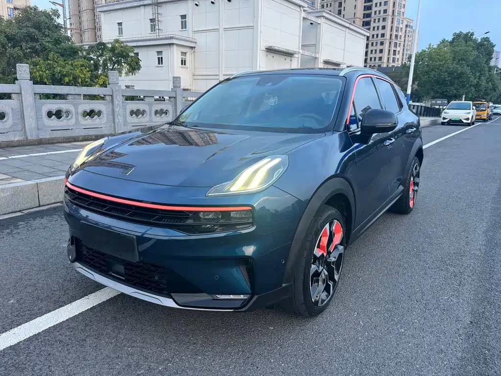 Lynk & Co 06