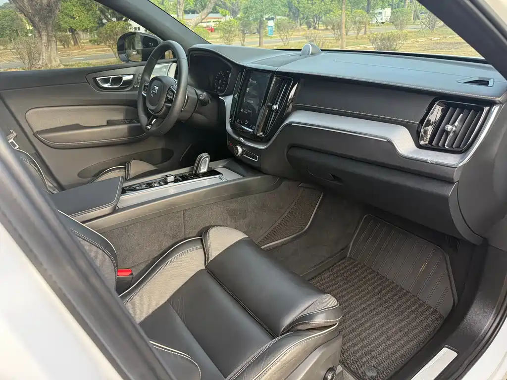 VOLVO XC60 PLUG IN HYBRID