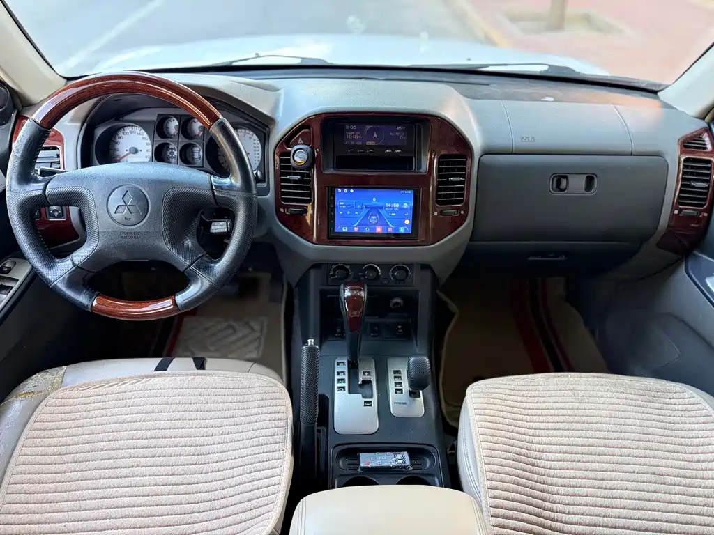 Mitsubishi Pajero — миниатюра 3