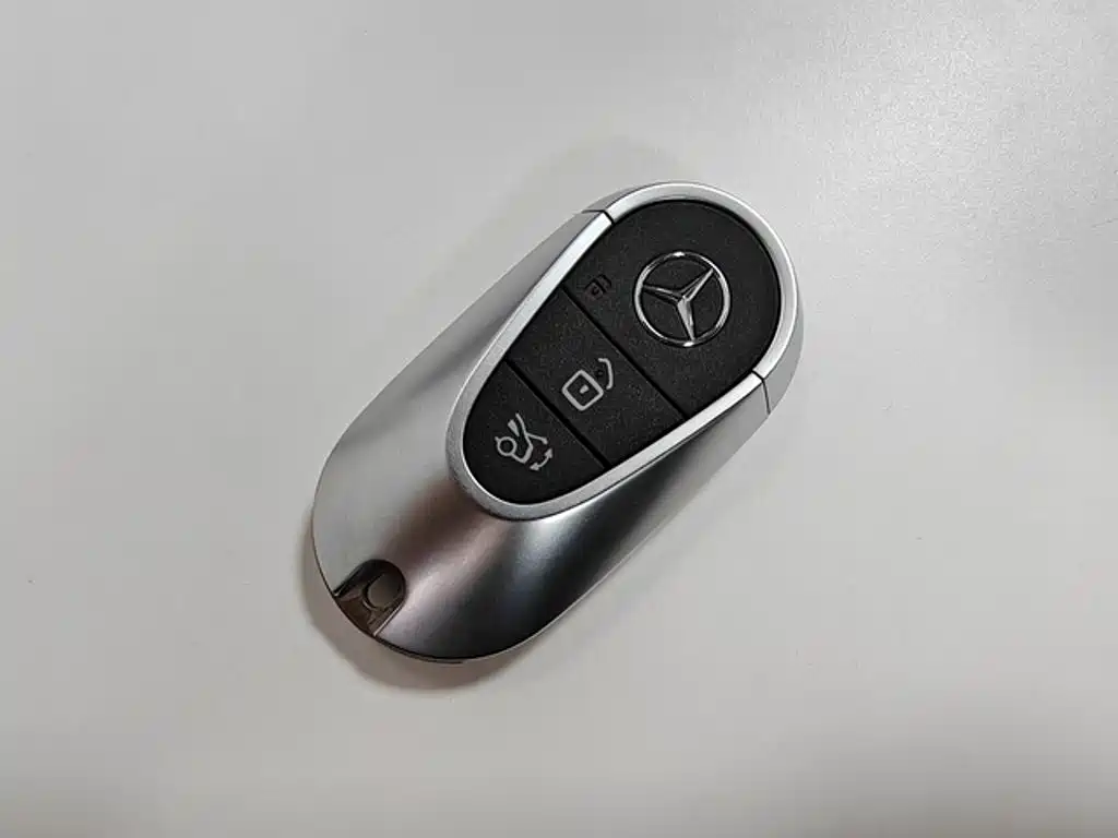 Mercedes-Benz E-Class — миниатюра 11