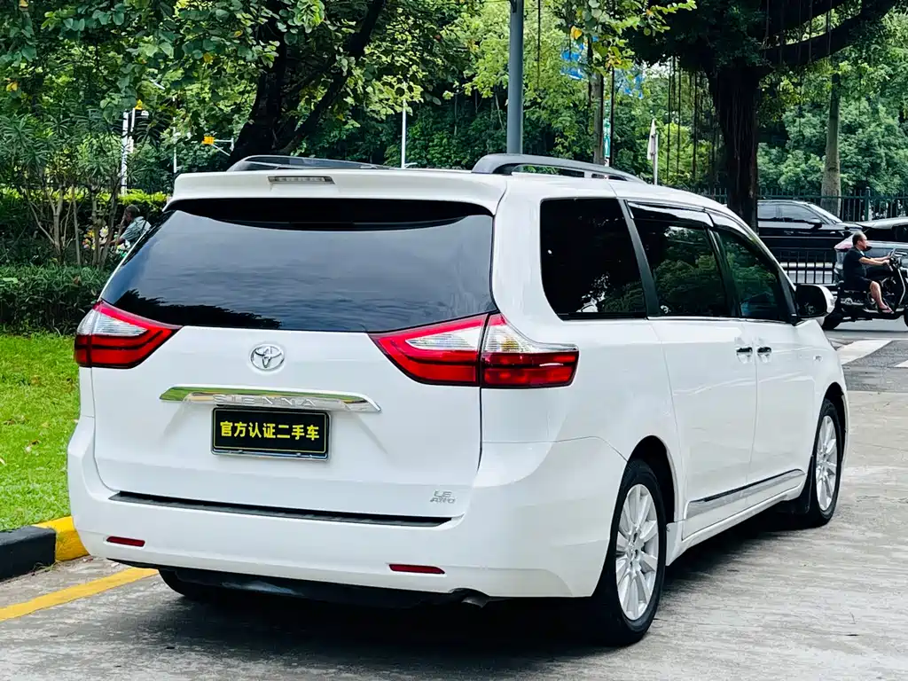 Toyota Sienna — миниатюра 4