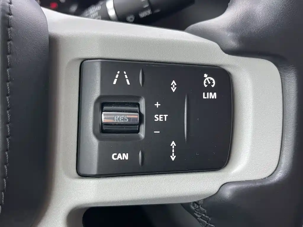 Land Rover Defender 2023 — фото 10