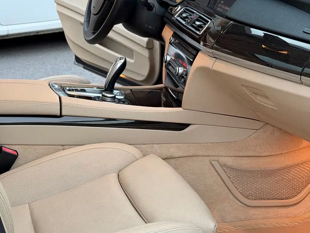 BMW 7 Series — миниатюра 5