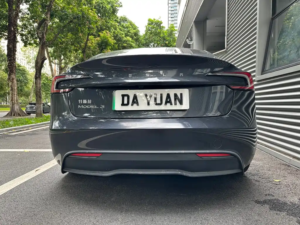 Tesla Model 3 — миниатюра 15