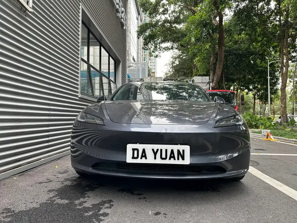 Tesla Model 3 — миниатюра 2