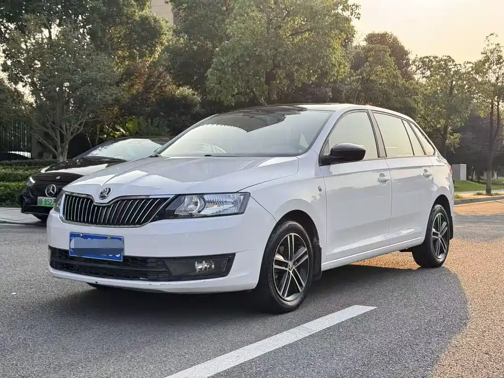 Skoda Rapid Spaceback 2014 1.6L AT Enjoy