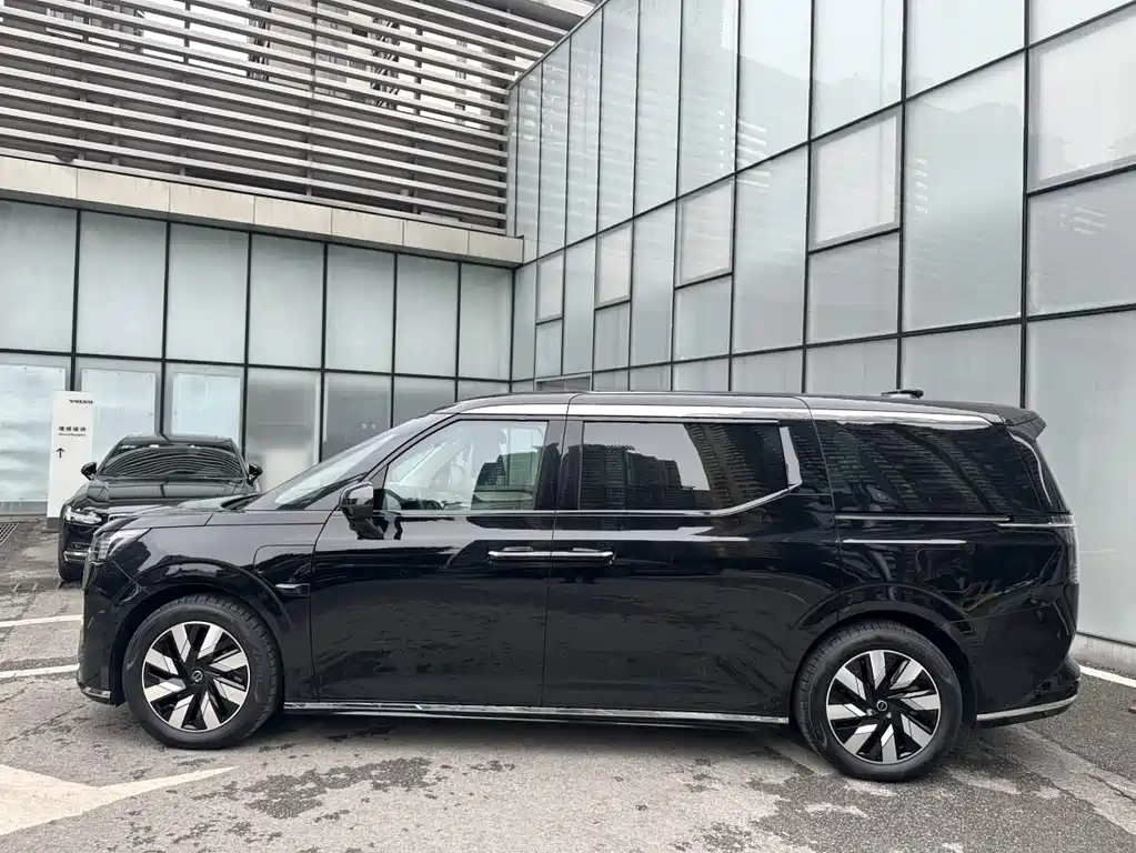 Volvo EM90 2025 Ultra мест