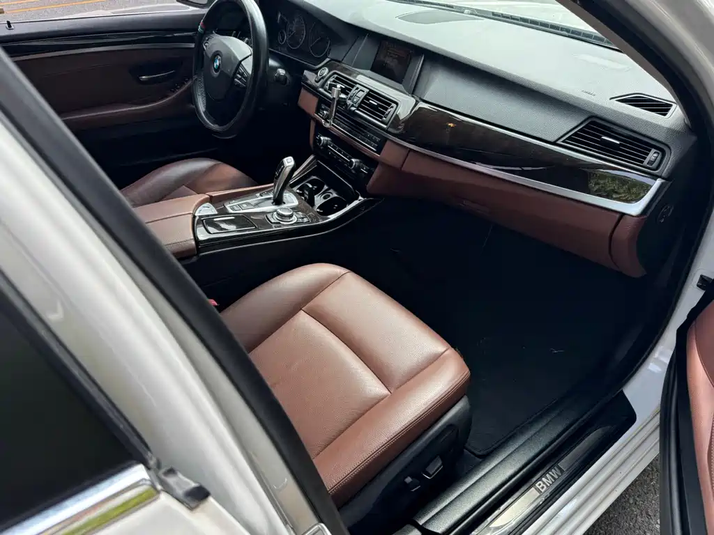 BMW 5 Series — миниатюра 7