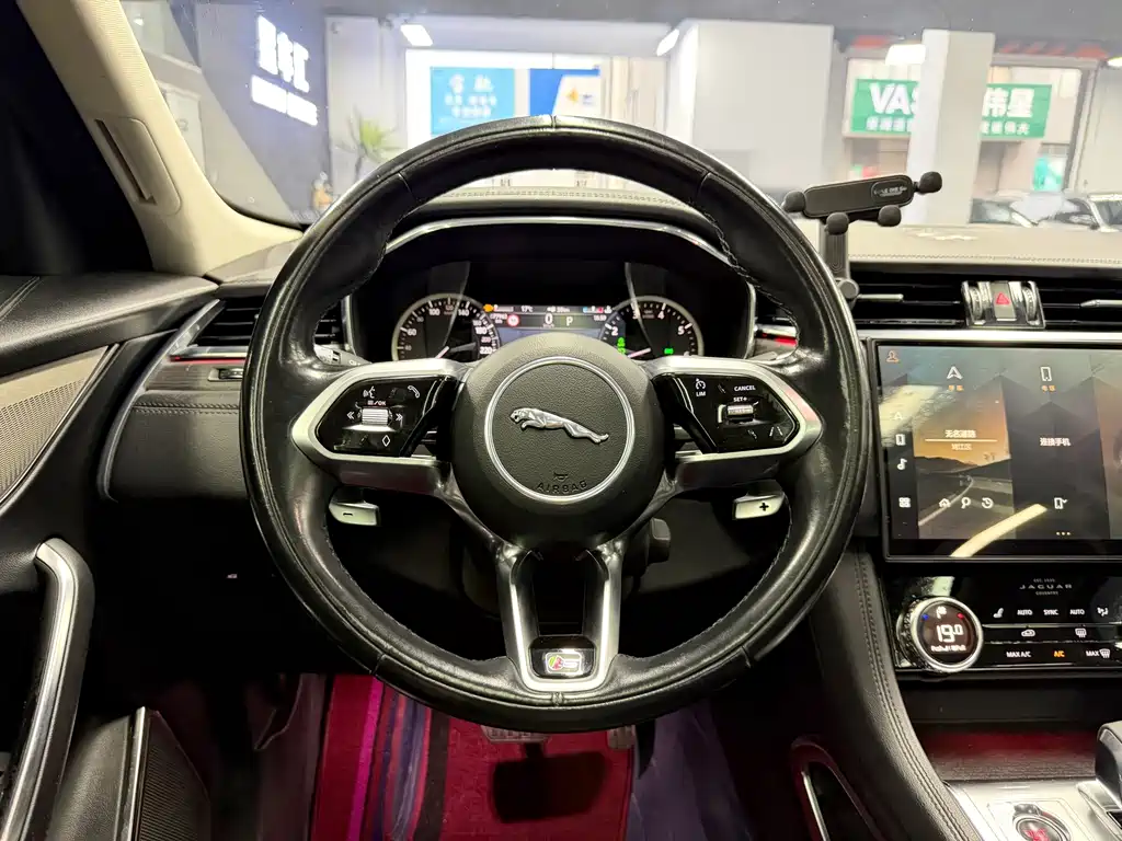 Jaguar F-PACE — миниатюра 8