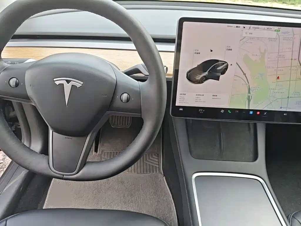 Tesla Model 3 — миниатюра 10