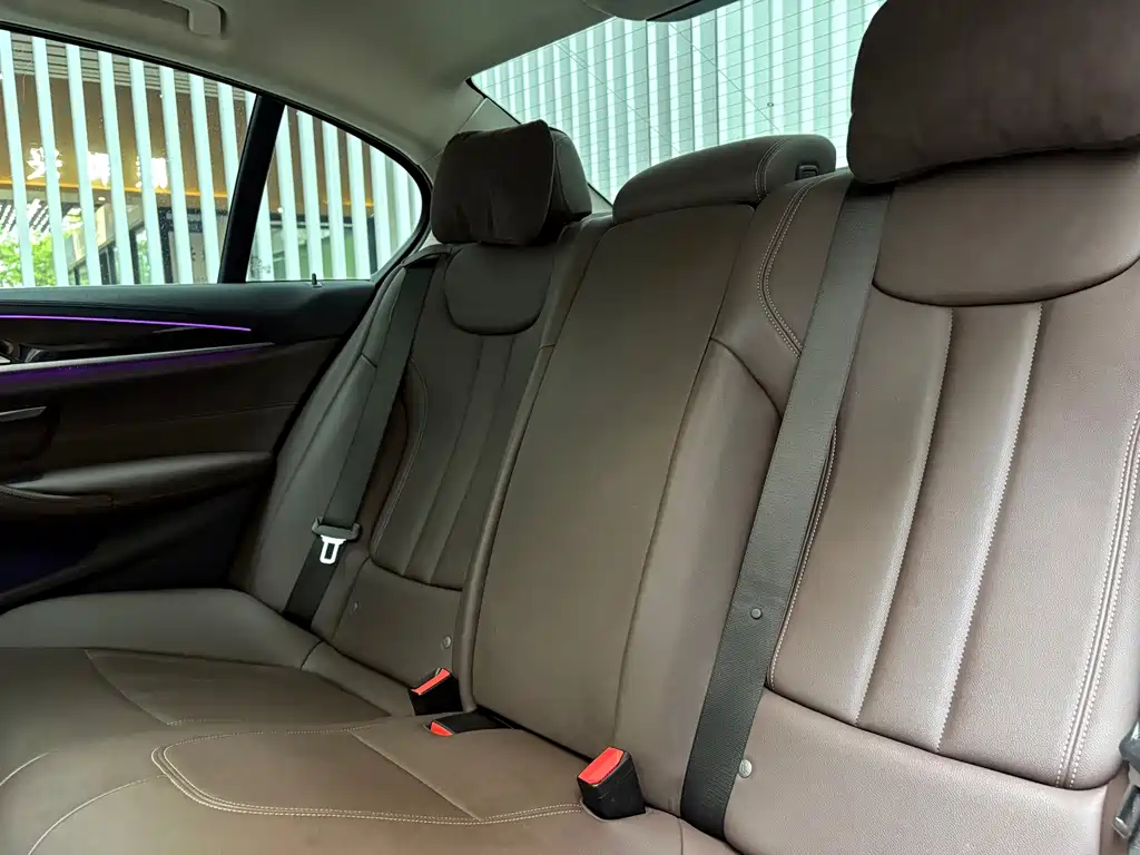 BMW 5 Series — миниатюра 12