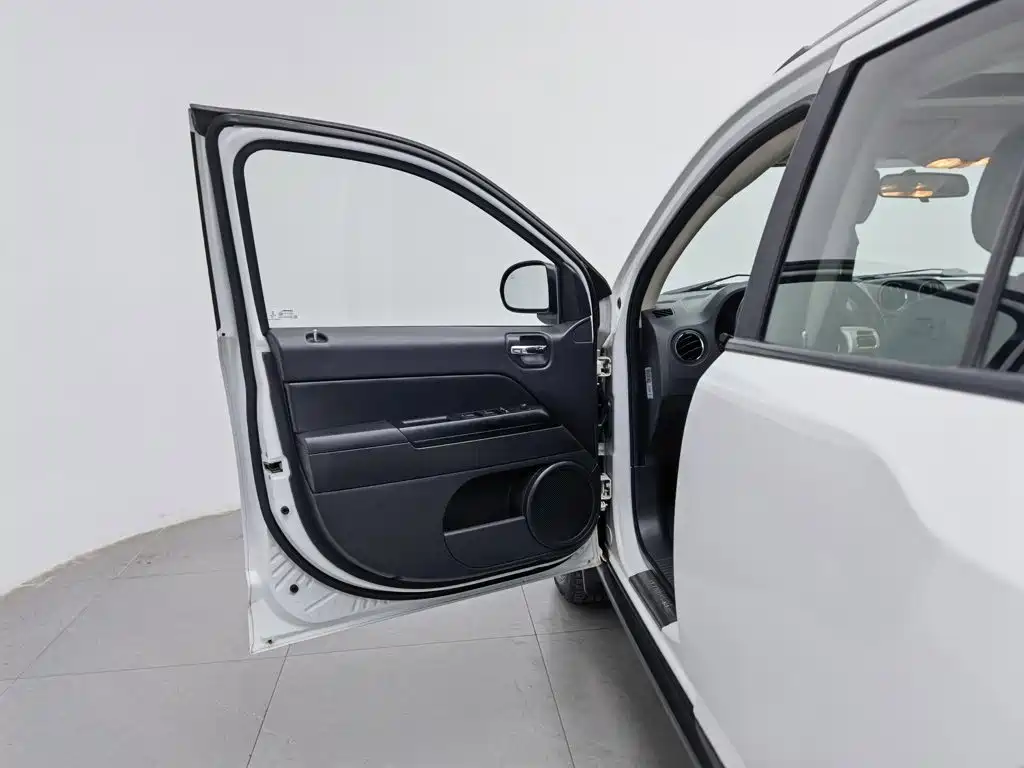 Jeep Compass (Import) — миниатюра 8