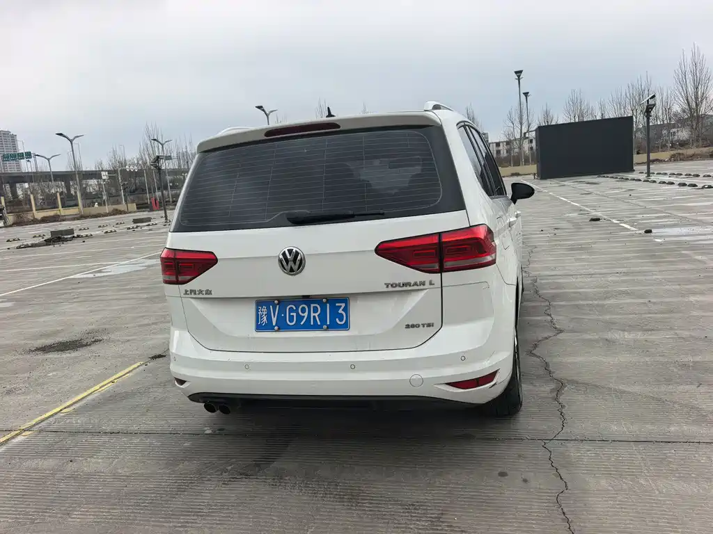 VOLKSWAGEN TOURAN