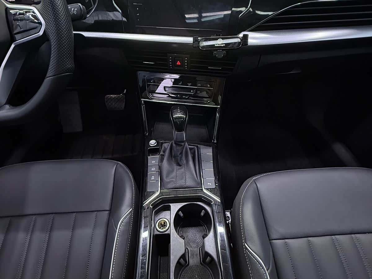 Volkswagen Passat 1.4 л 2023 г. Чёрный, пробег 28000 км
