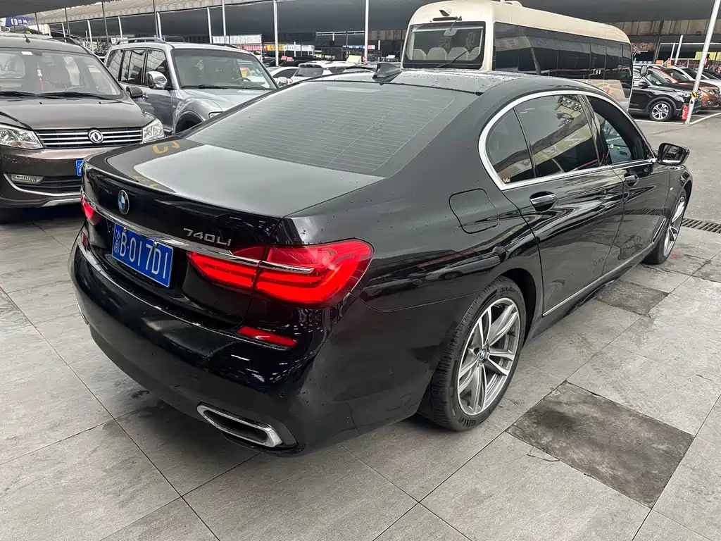 BMW 7 Series — миниатюра 6