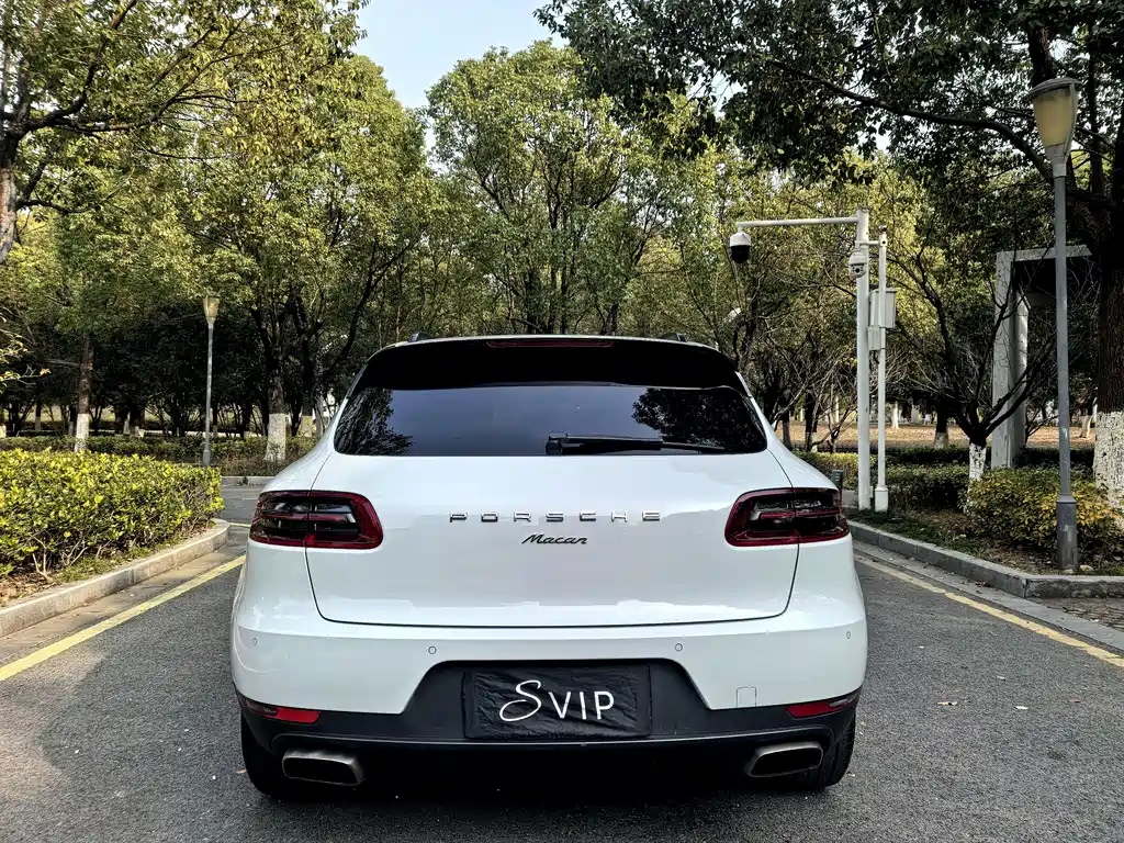 PORSCHE MACAN