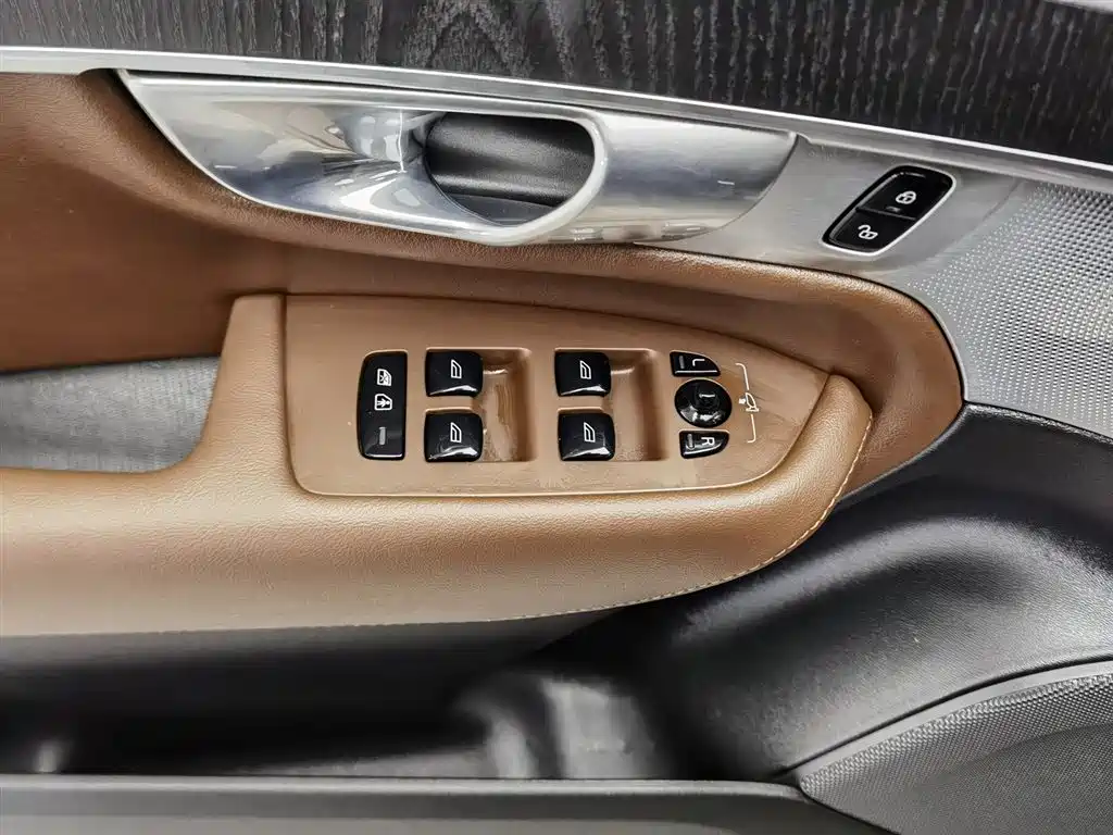 Volvo XC90 2023 T8 RECHARGE Luxury 7 мест
