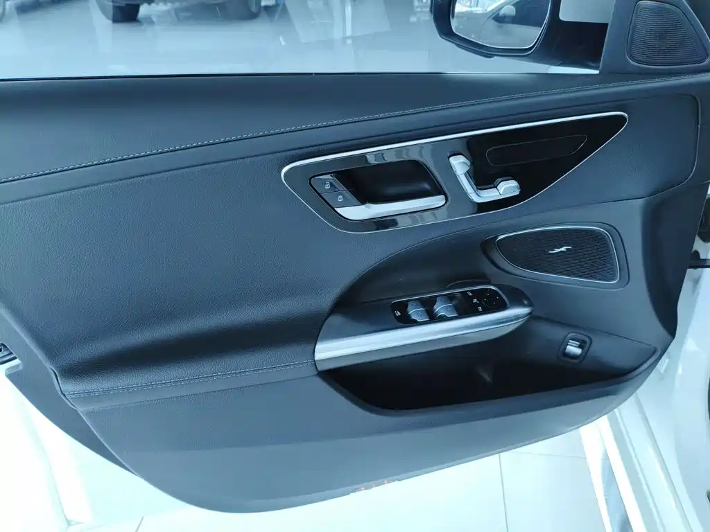 Mercedes-Benz C-Class — миниатюра 7