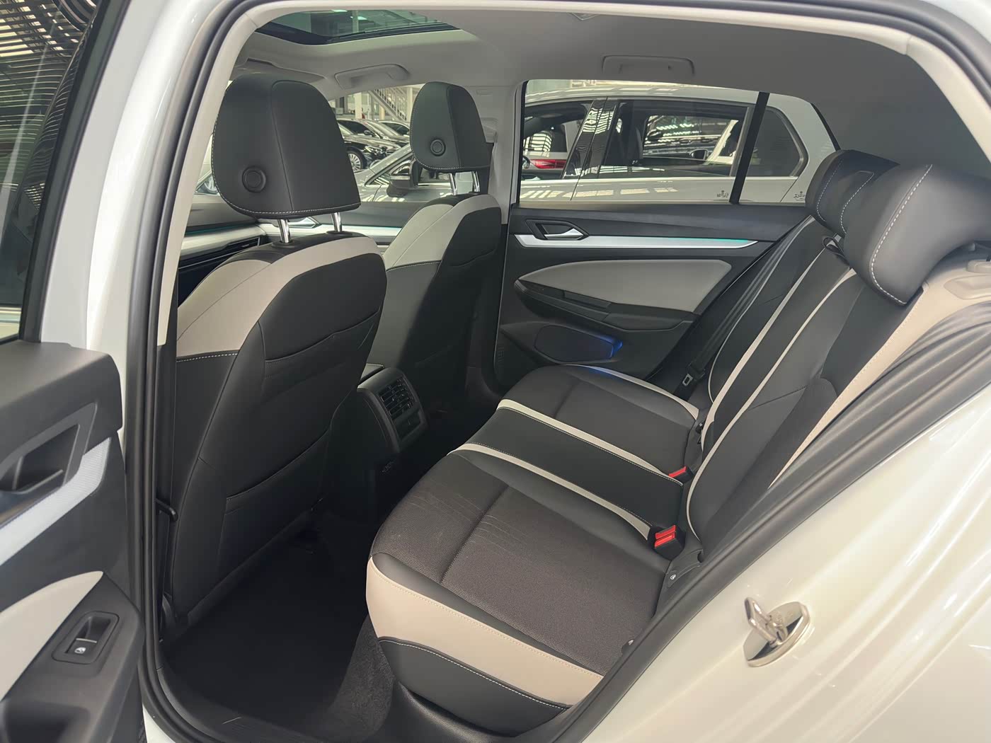 Volkswagen Golf 1.4 л 2022 г. Белый, пробег 27000 км