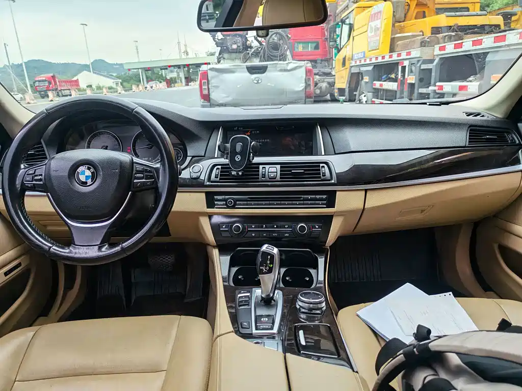 BMW 5 Series — миниатюра 7