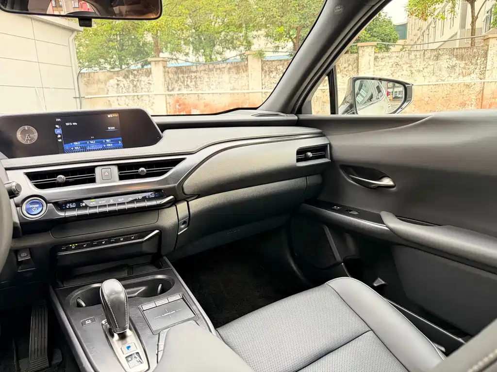 Lexus UX New Energy — миниатюра 8