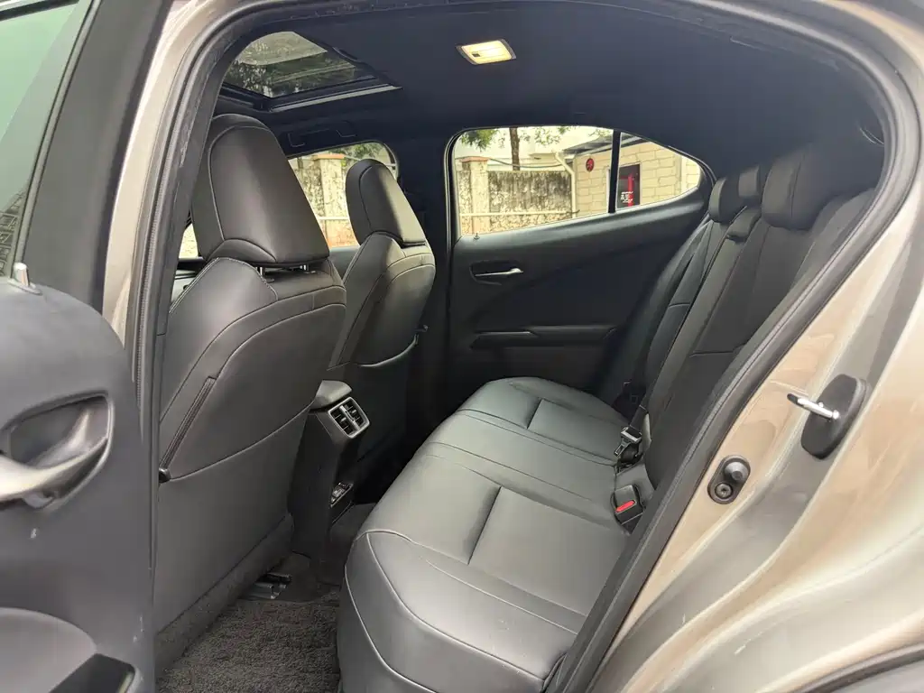 Lexus UX New Energy — миниатюра 5