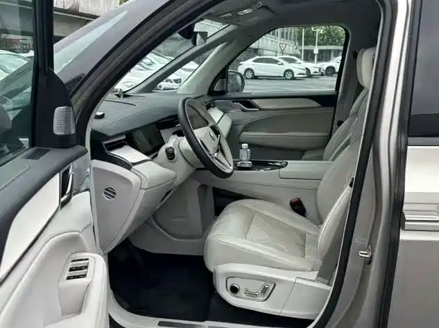 Volvo EM90 2025 Ultra мест