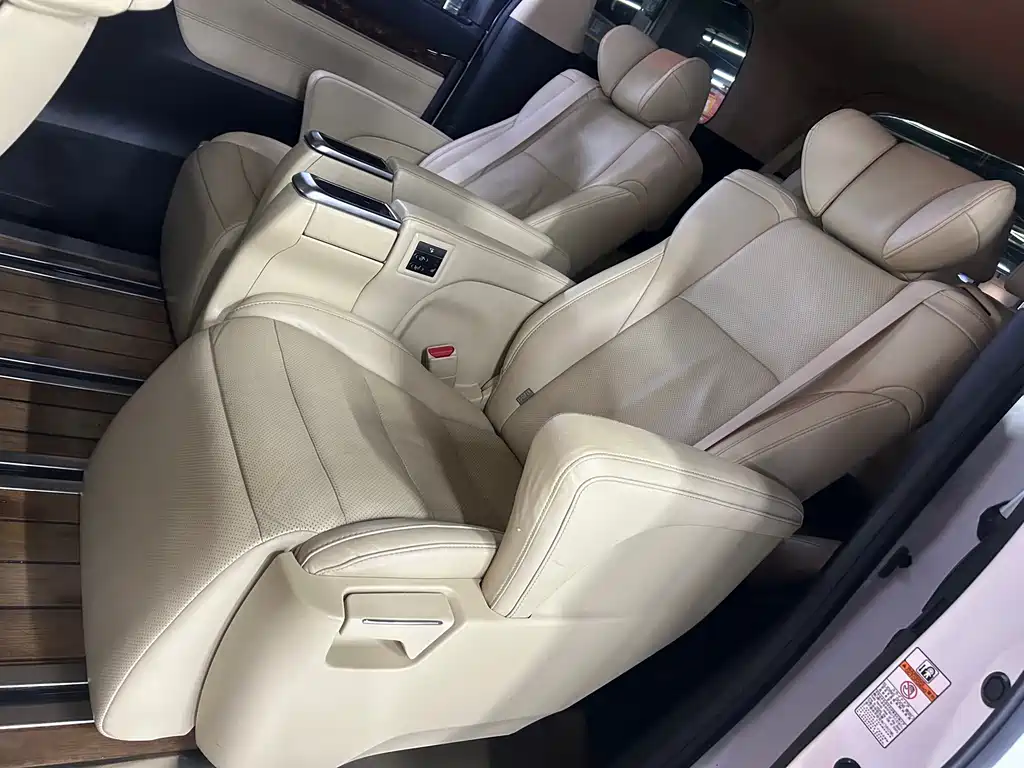Toyota Alphard — миниатюра 22