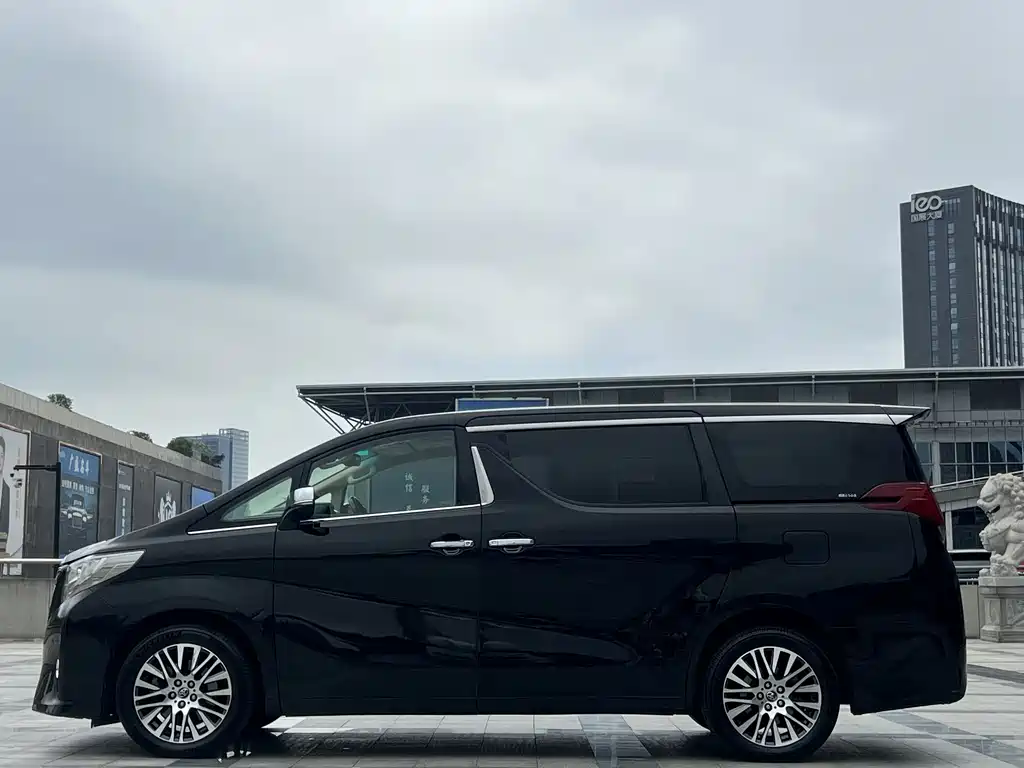Toyota Alphard — миниатюра 8