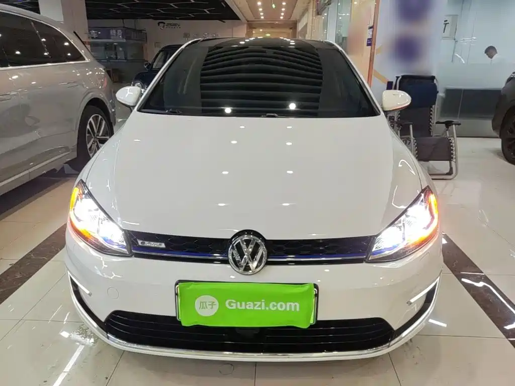 Volkswagen Golf ·