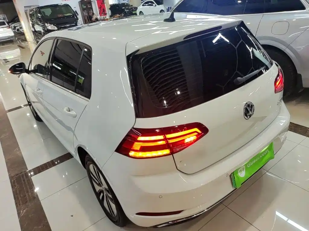Volkswagen Golf ·