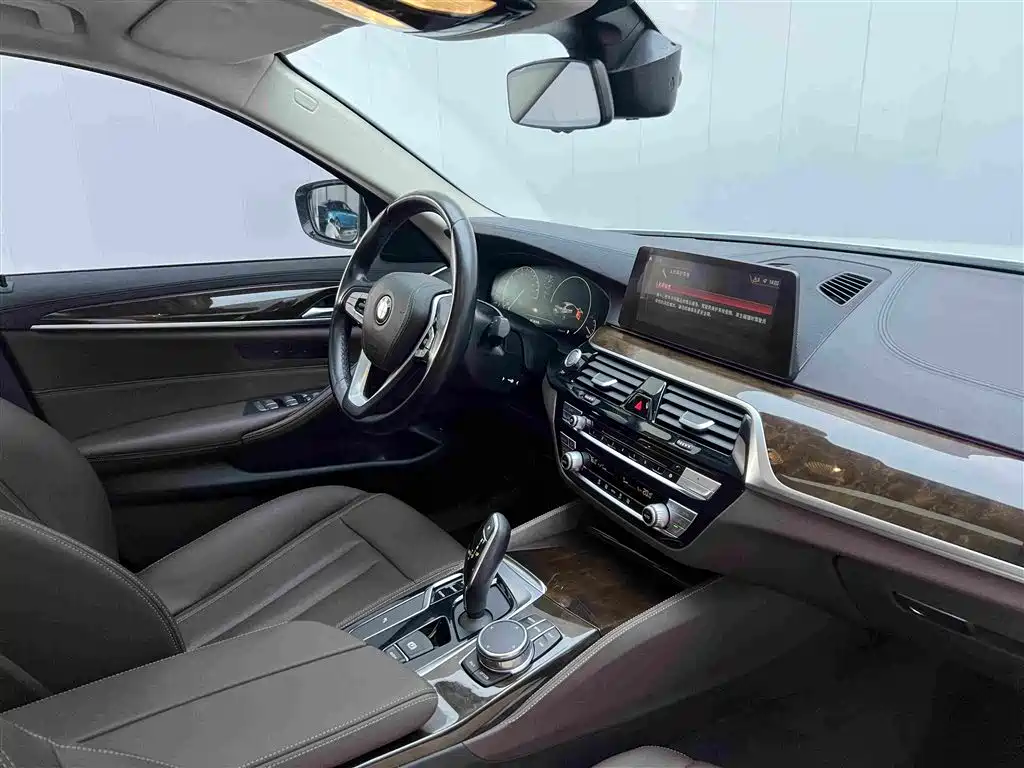 BMW 5 Series — миниатюра 9