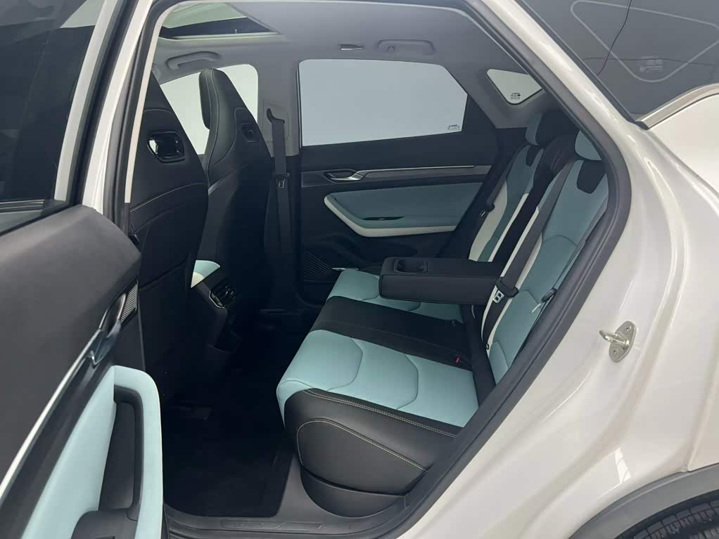 Geely Emgrand S 1.4 л 2023 г. Белый, пробег 27000 км