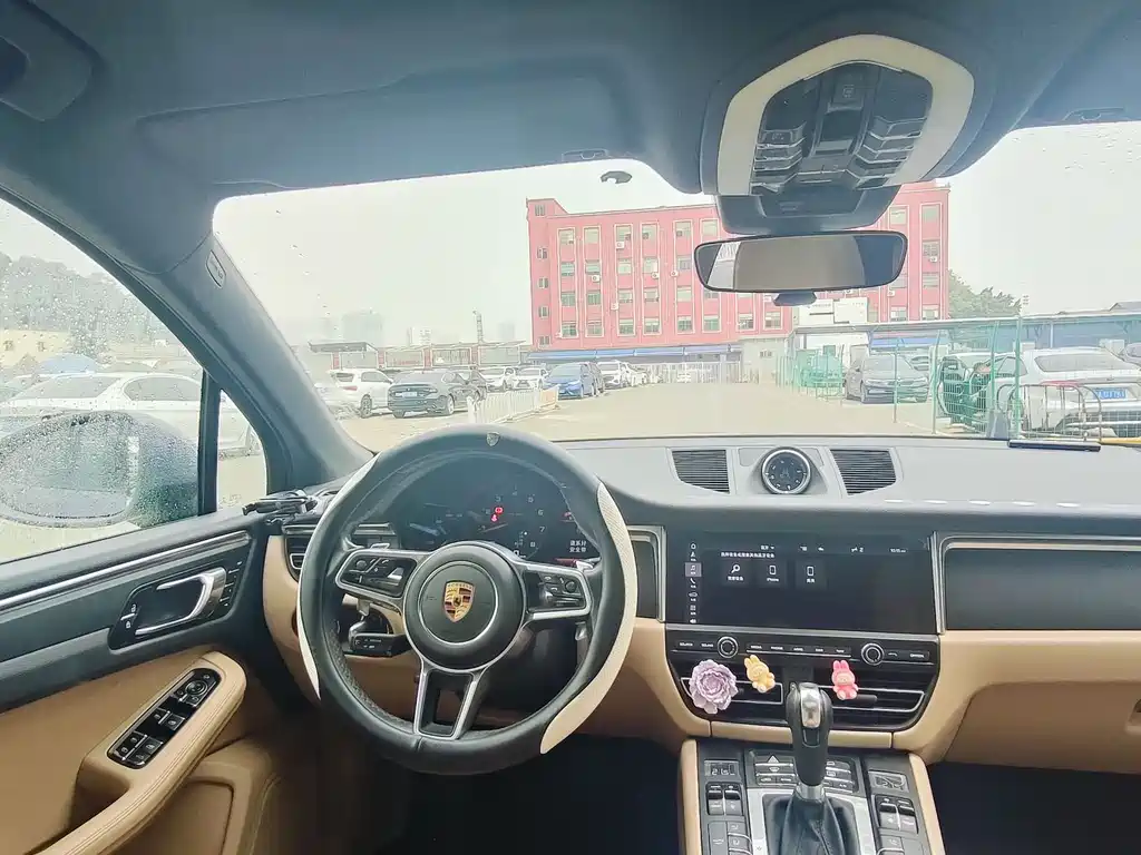 PORSCHE MACAN