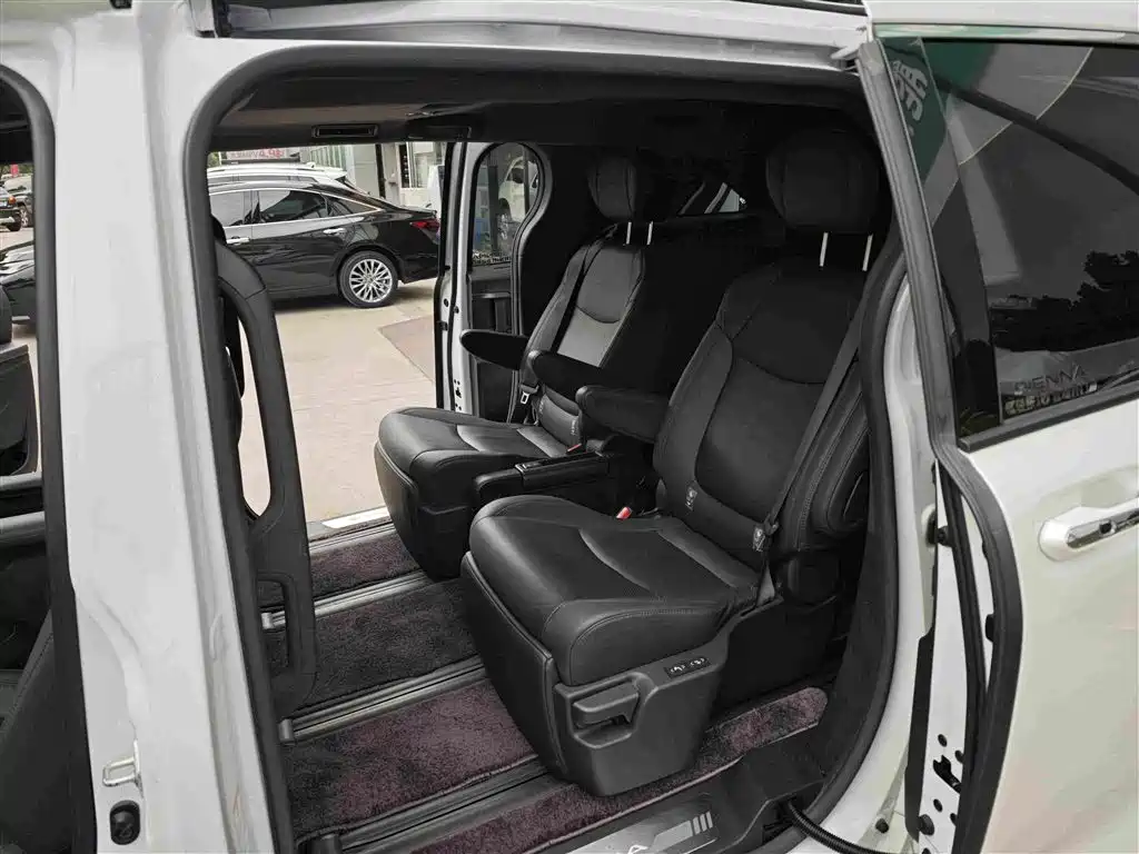 Toyota Sienna — миниатюра 7
