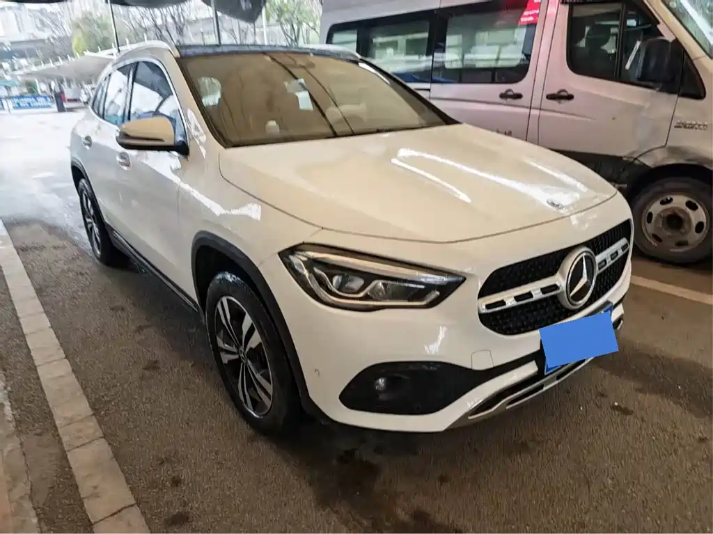 MERCEDES-BENZ GLA
