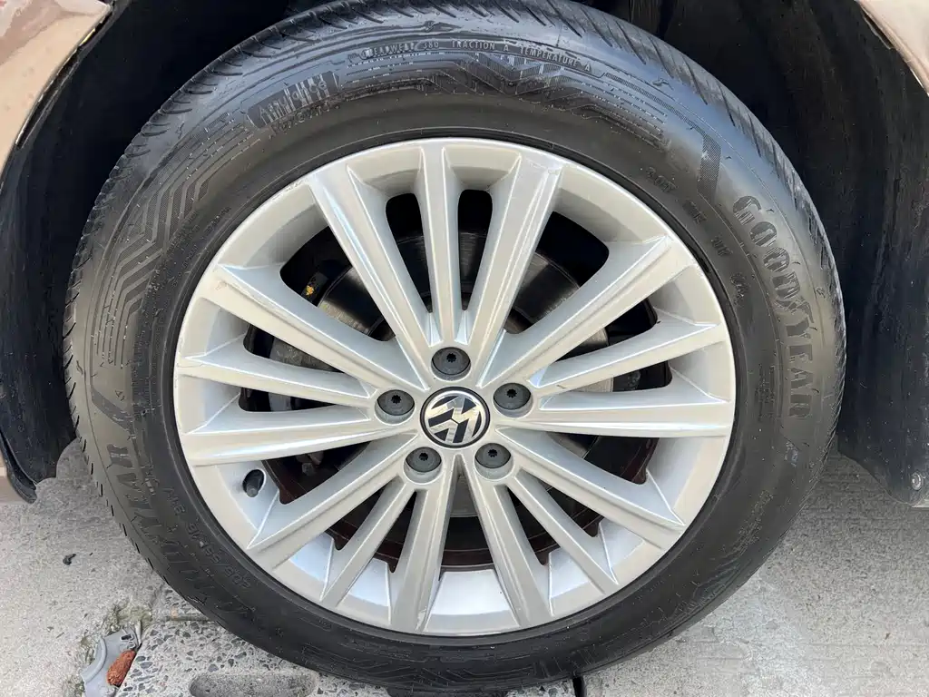 Volkswagen Gran Lavida 2013 1.6L AT Luxury