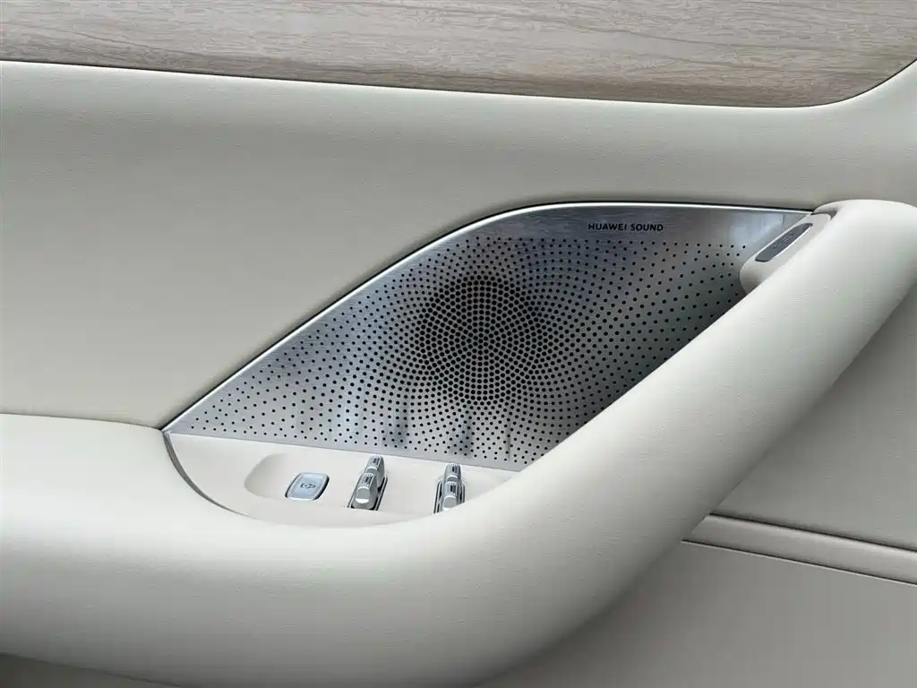 AITO WISDOM WORLD R7