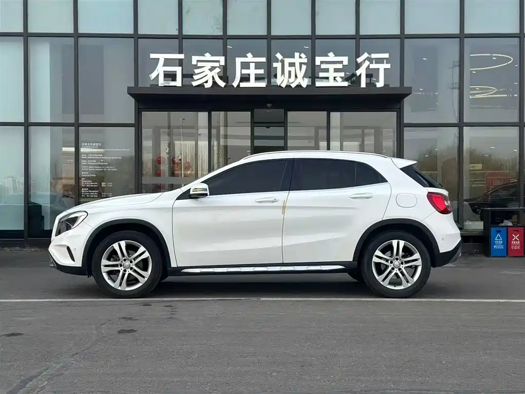 MERCEDES-BENZ GLA
