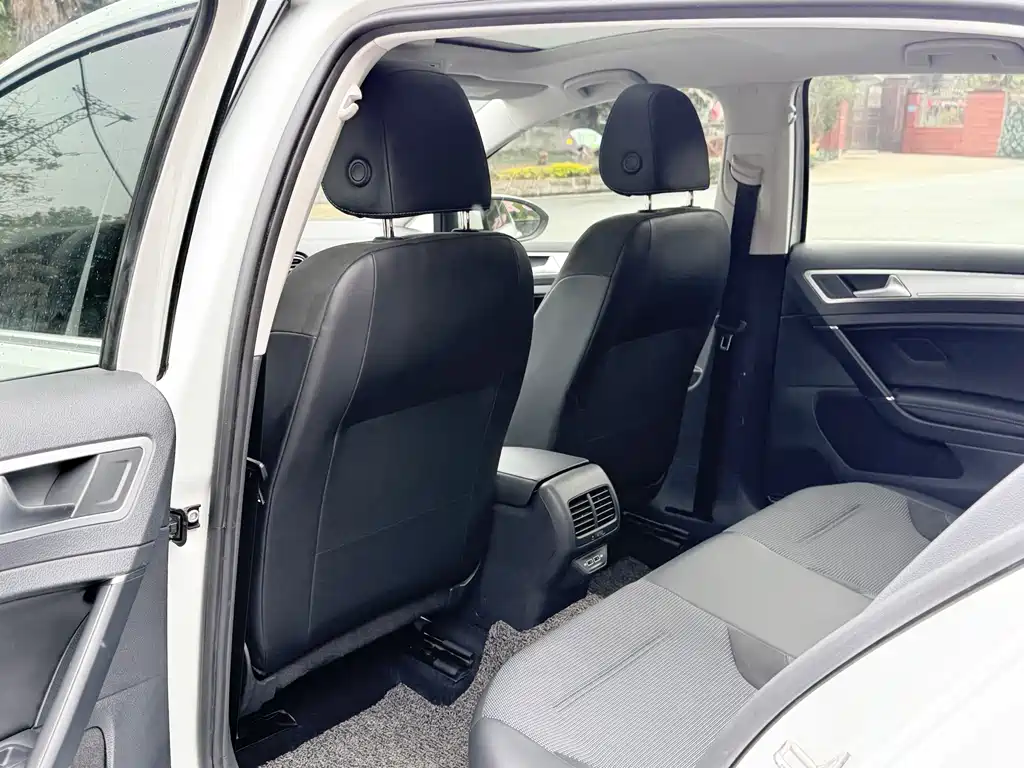 VOLKSWAGEN GOLF*PURE ELECTRICITY