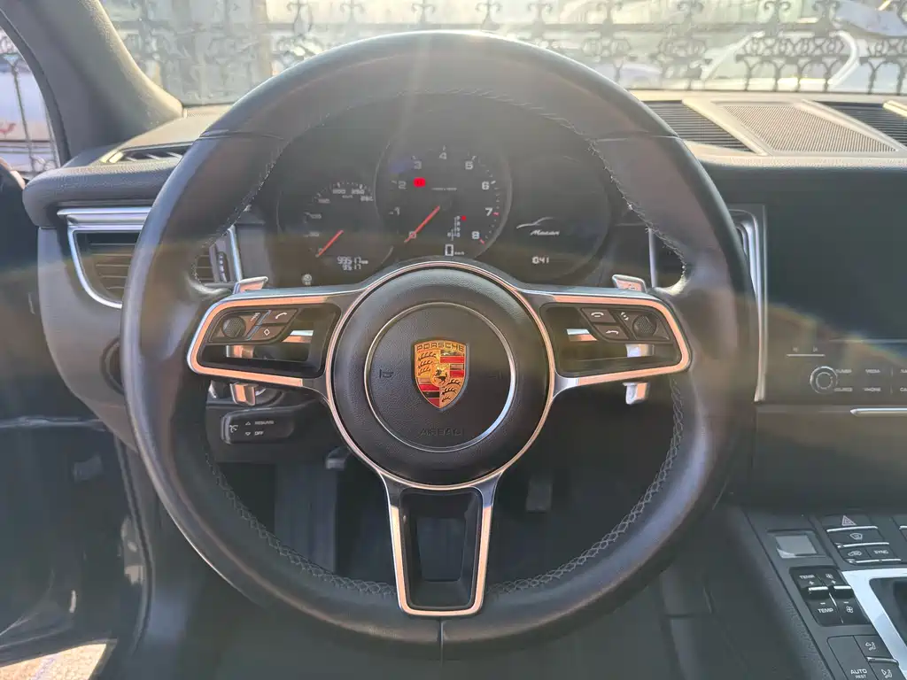 PORSCHE MACAN